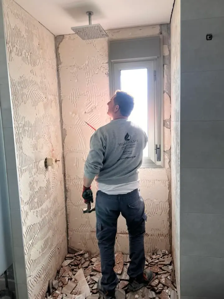 Reforma completa de baño con acabados modernos