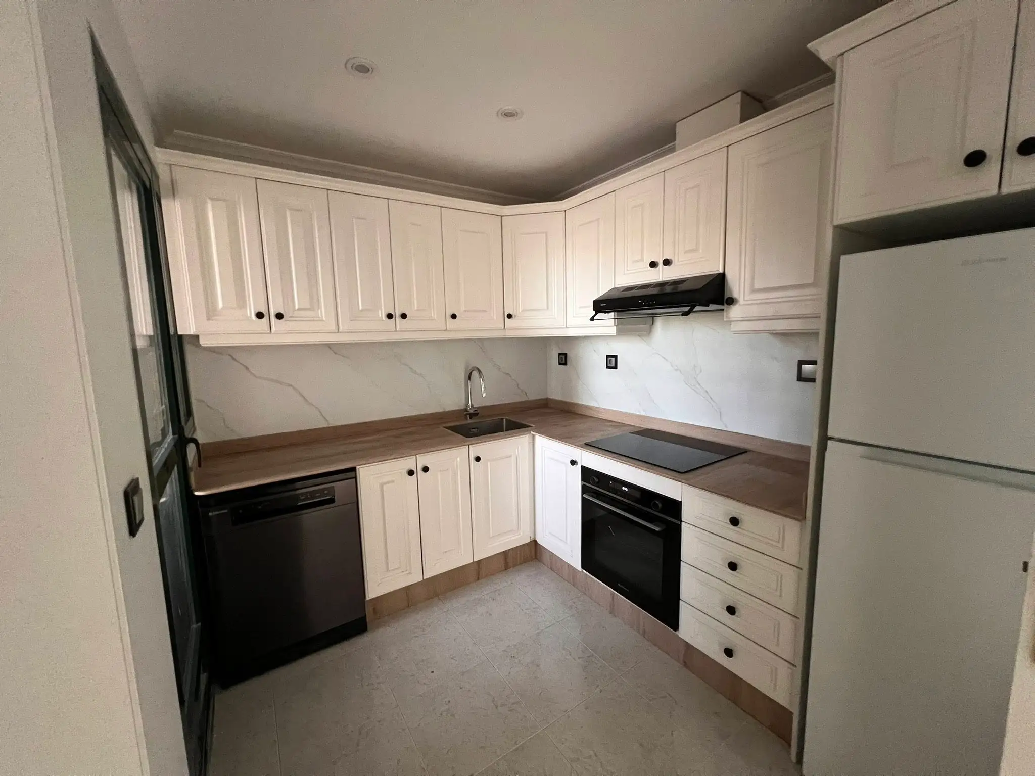 Cocina moderna con mobiliario nuevo y acabados