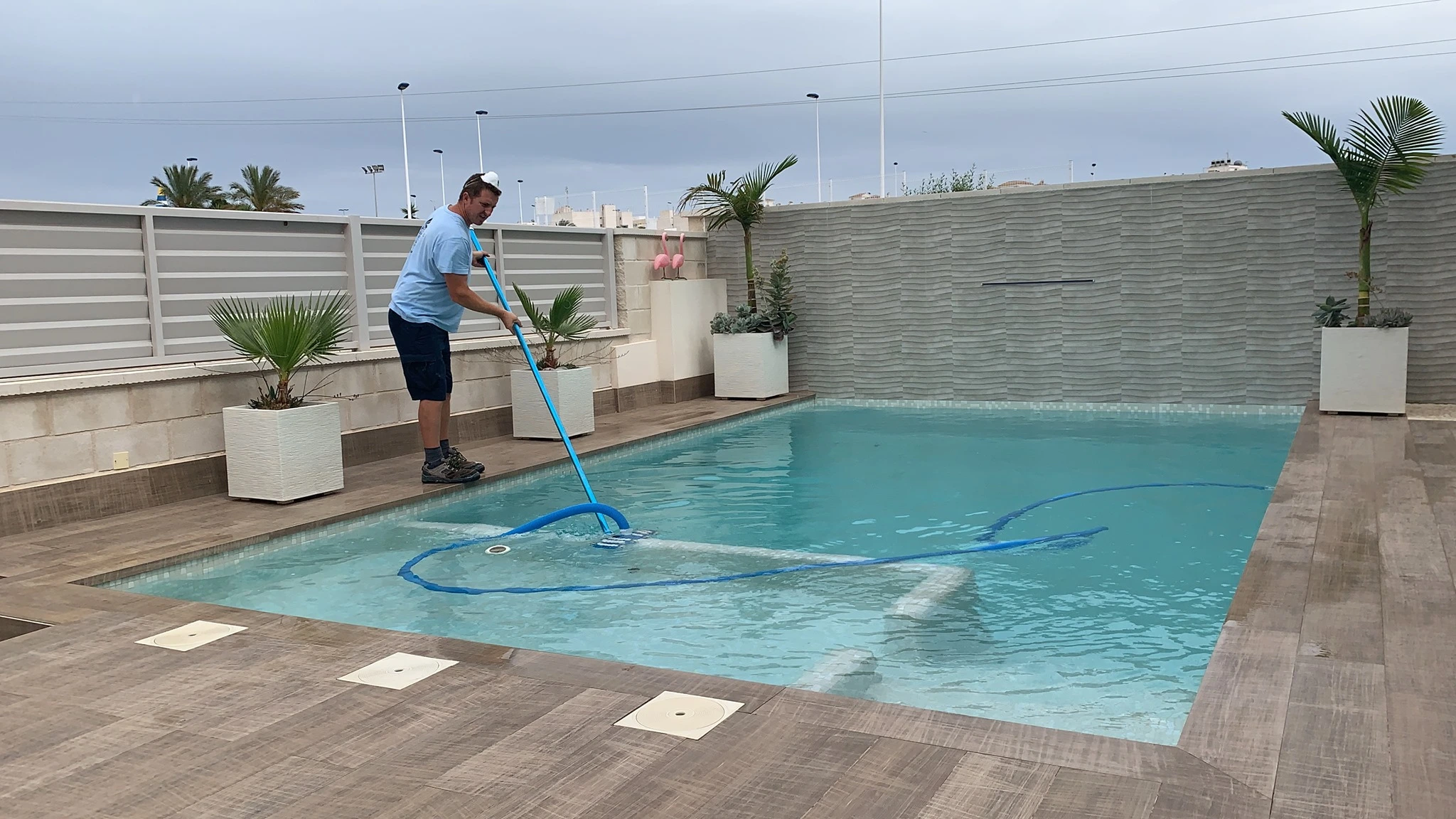 Servicio profesional de limpieza de piscina en San Miguel de Salinas