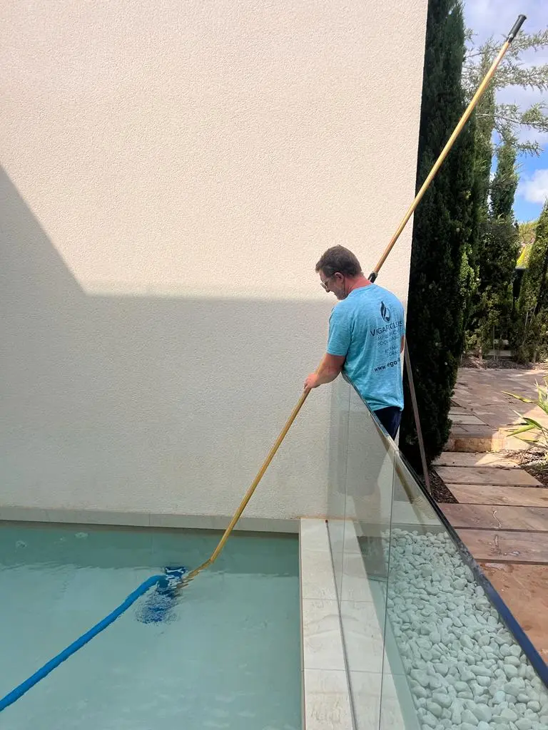 Servicio de limpieza y mantenimiento de piscina en San Miguel de Salinas